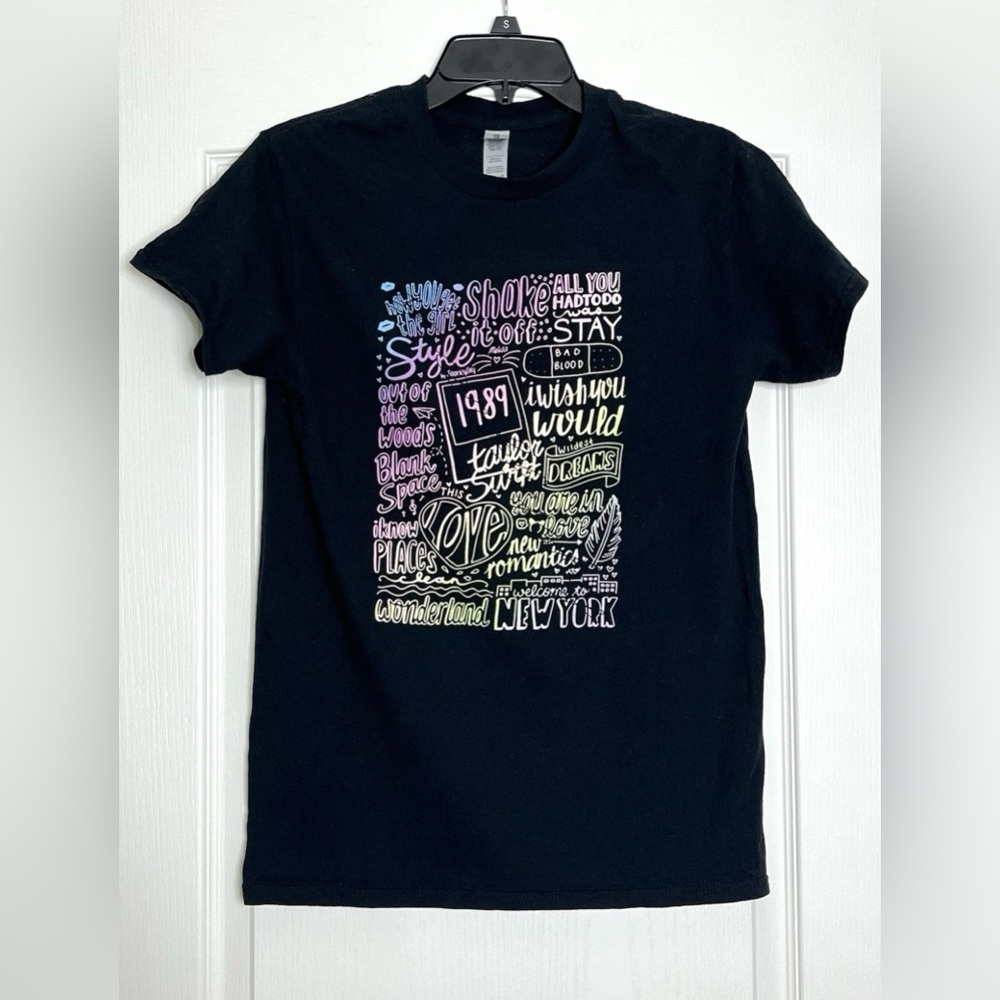 Taylor Swift 1989 Graphic T-Shirt Size S Tracklist Songs Black 100% Cotton